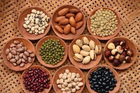 Nghiên cứu cho thấy ăn nhiều hạt, đậu và ngũ cốc nguyên cám sẽ tốt hơn cho sức khỏe. (Ảnh: iStock)