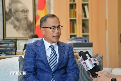 Đại sứ Phan Chí Thành trả lời phỏng vấn các cơ quan báo chí Việt Nam thường trú tại Thái Lan. (Ảnh: Huy Tiến/TTXVN)
