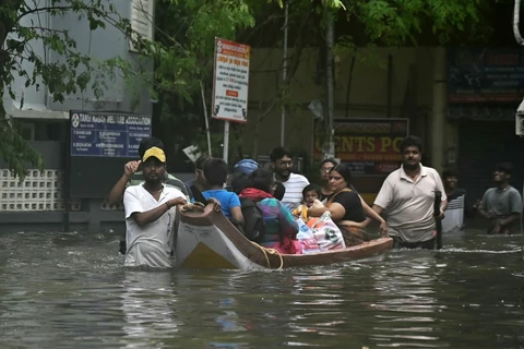 Người dân sơ tán khỏi khu vực ngập lụt tại Chennai, Ấn Độ ngày 5/12/2023. (Ảnh: AFP/TTXVN)