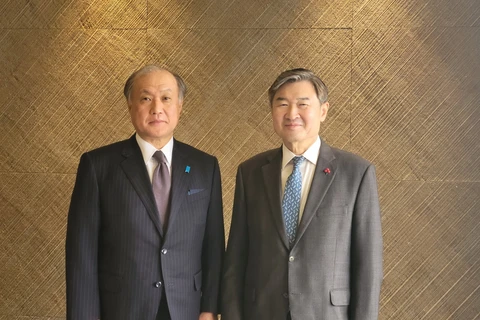Cố vấn An ninh Quốc gia Hàn Quốc Cho Tae-yong (phải) và Tổng Thư ký Hội đồng An ninh Quốc gia Nhật Bản Takeo Akiba tại cuộc gặp ở Seoul ngày 8/12/2023. (Ảnh: Yonhap/TTXVN)