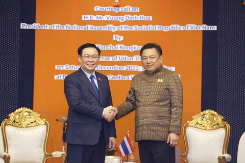 Chủ tịch Quốc hội Vương Đình Huệ tiếp Tỉnh trưởng tỉnh Udon Thani Wanchai Kongkasem. (Ảnh: Doãn Tấn/TTXVN)