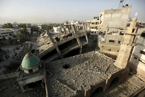 Cảnh đổ nát tại đền thờ Hồi giáo al-Omari ở Jabalia, phía Bắc Dải Gaza sau vụ oanh tạc của Israel. (Ảnh: AFP/TTXVN)