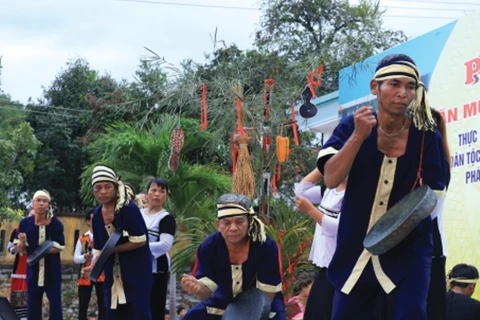 Hòa tấu chiêng mã la trong Lễ hội ăn mừng lúa mới của người Raglai. (Ảnh: Báo Khánh Hòa)