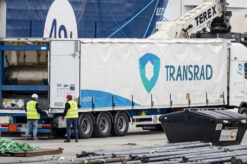 Công nhân làm việc bên một chiếc xe tải chở các trụ uranium của Nga tại cảng Dunkirk, miền bắc nước Pháp ngày 20/3/2023. (Ảnh: AFP)