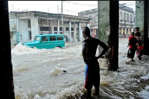 Một chiếc ôtô lội qua con phố ngập nước trong cơn mưa dữ dội ở La Habana. (Nguồn: AFP/Getty Images)