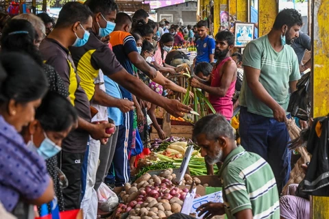 Người dân mua thực phẩm tại một khu chợ ở Colombo, Sri Lanka. (Ảnh: AFP/TTXVN)