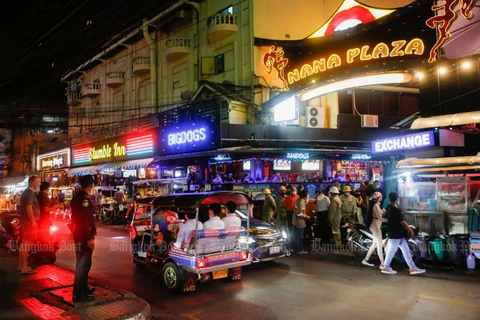 Khung cảnh nhộn nhịp về đêm tại ở Bangkok. (Ảnh: Arnun Chonmahatrakool)