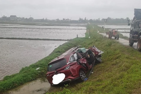 Hà Tĩnh: Xe tải va chạm ôtô 7 chỗ khiến 1 người chết, nhiều người bị thương nặng