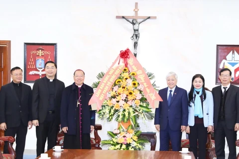 Chủ tịch Ủy ban Trung ương MTTQ Việt Nam Đỗ Văn Chiến chúc mừng Giáng sinh tại Tòa Tổng Giám mục Tổng Giáo phận Hà Nội. (Ảnh: Minh Đức/TTXVN)
