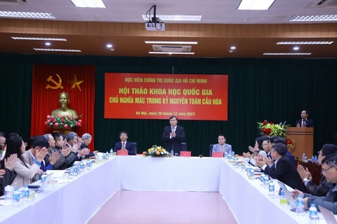 Giáo sư-Tiến sỹ Lê Văn Lợi, Phó Giám đốc Học viện Chính trị Quốc gia Hồ Chí Minh chủ trì hội thảo. (Ảnh: Văn Điệp/TTXVN)