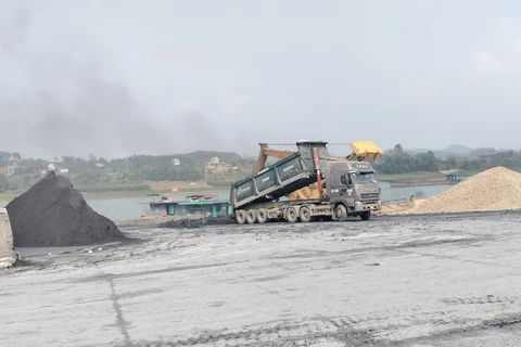 Hoạt động khai thác khoáng sản trái phép tại xã Vân Hội, huyện Trấn Yên, tỉnh Yên Bái. (Ảnh: Tuấn Anh/TTXVN)