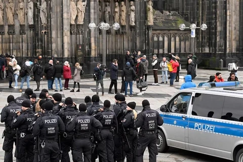 Cảnh sát tuần tra lối vào Nhà thờ Cologne trước Thánh lễ đêm Giáng sinh, ở Cologne, Đức, sáng 24/12. (Ảnh: AP)