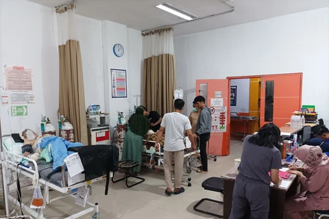 Điều trị cho nạn nhân bị thương trong vụ nổ tại bệnh viện ở Morowali, Indonesia, ngày 25/12/2023. (Ảnh: THX/TTXVN)