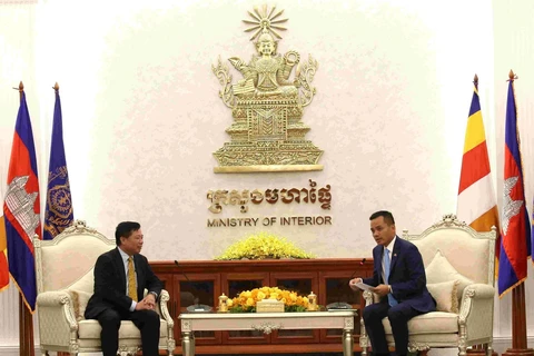 Phó Thủ tướng, Bộ trưởng Bộ Nội vụ Campuchia Sar Sokha (phải) tiếp Đại sứ Việt Nam tại Vương quốc Campuchia Nguyễn Huy Tăng. (Ảnh: Huỳnh Thảo/TTXVN)