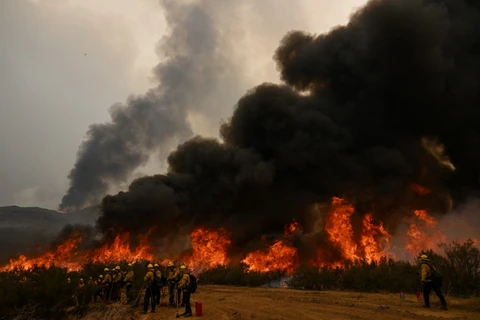 Khói lửa bốc lên từ đám cháy rừng ở California, Mỹ ngày 8/9/2022. (Ảnh: AFP/TTXVN)
