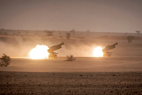 Hệ thống tên lửa pháo binh cơ động cao (HIMARS) của Mỹ khai hỏa trong một cuộc tập trận. (Ảnh: AFP/TTXVN)
