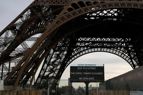 Tháp Eiffel đóng cửa do đình công. (Ảnh: Santa Maria Times)
