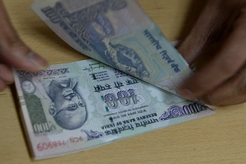 Đồng tiền mệnh giá 100 rupee của Ấn Độ. (Ảnh: AFP/ TTXVN)