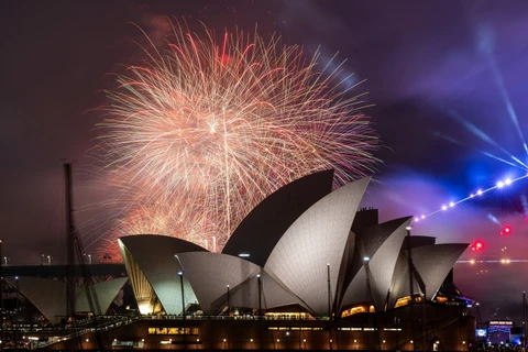 Màn trình diễn pháo hoa lúc 9 giờ tối (giờ địa phương) dành cho gia đình ở Cầu cảng Sydney, Australia, trong đêm Giao thừa 31/12/2023. (Ảnh: AFP/TTXVN)