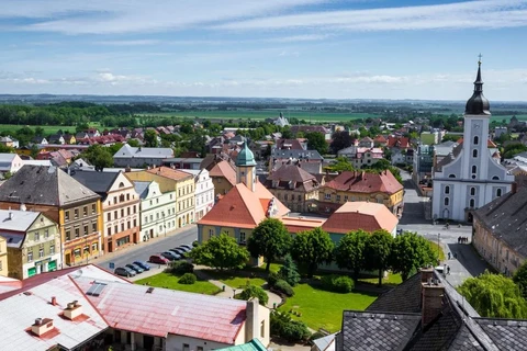 Nhiệt độ trung bình tại thủ đô Prague, CH Séc lên tới 12,8 độ C (55 độ F) trong năm 2023. (Ảnh: CNN)