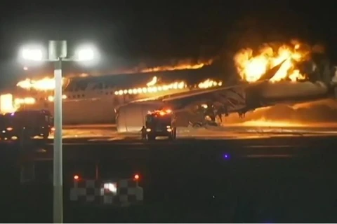 Hình ảnh cho thấy ngọn lửa bốc ra từ cửa sổ và mũi máy bay khi chạm đất. (Ảnh: NDTV)