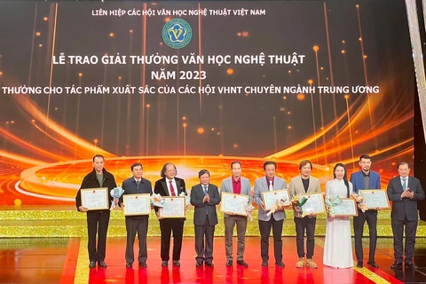 Trao Giải thưởng Văn học nghệ thuật năm 2023 cho các tác phẩm xuất sắc của các Hội Văn học nghệ thuật chuyên ngành Trung ương. (Ảnh: Báo Hà Nội mới)