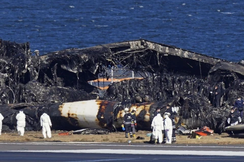 Giới chức Nhật Bản kiểm tra chiếc máy bay Airbus A350 bị cháy rụi sau vụ va chạm, ngày 4/1/2024. (Ảnh: Kyodo/TTXVN)