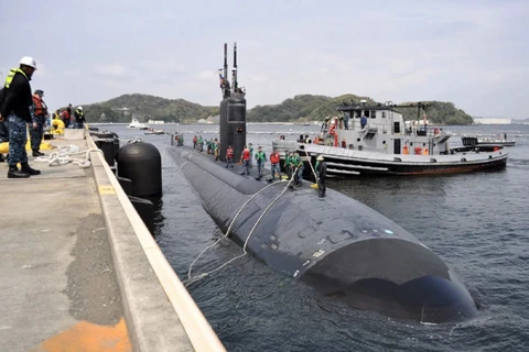 Tàu ngầm tấn công hạt nhân lớp Los Angeles USS Columbus (SSN 762) đang neo đậu tại Hoạt động Hạm đội Yokosuka. (Ảnh: Naval Technology)