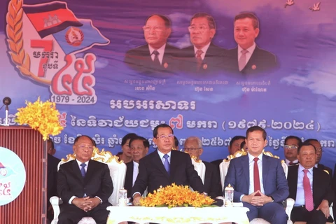 Chủ tịch Đảng Nhân dân Campuchia Samdech Techo Hun Sen (giữa) chủ trì lễ míttinh kỷ niệm 45 năm Ngày Chiến thắng 7/1 tại Thủ đô Phnom Penh. (Ảnh: Hoàng Minh/TTXVN)