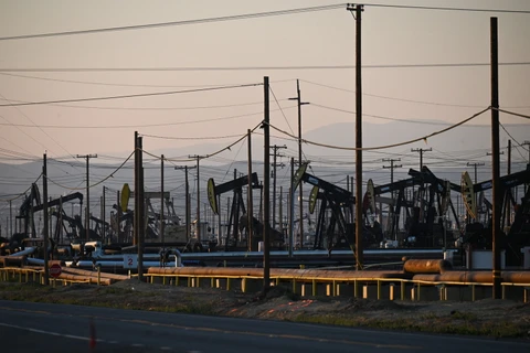 Các máy bơm tại giếng dầu South Belridge ở bang California, Mỹ. (Ảnh: AFP/TTXVN)