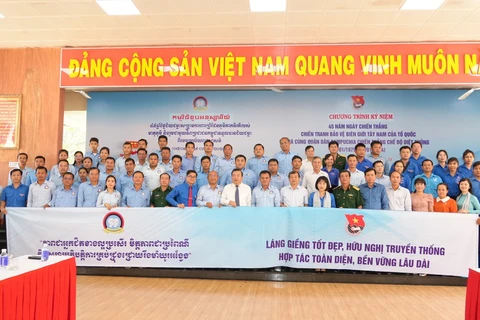 Các đại biểu tỉnh Tây Ninh và đại diện Hội Liên hiệp Thanh niên các tỉnh Svay Rieng, Tbong Khmum, Vương quốc Campuchia chụp ảnh lưu niệm. (Ảnh: Minh Phú/TTXVN)