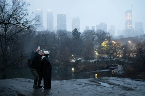Tuyết rơi tại Công viên Trung tâm ở New York, Mỹ, ngày 6/1/2024. (Ảnh: AFP/TTXVN)