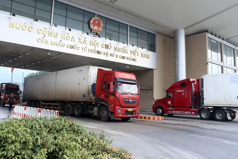 Hoạt động xuất nhập khẩu sôi động đầu năm 2024 tại Cửa khẩu Quốc tế đường bộ số II Kim Thành, Lào Cai. (Ảnh: Quốc Khánh/TTXVN)