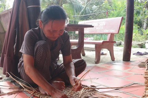 Người dân tại thị xã Ngã Năm (Sóc Trăng) gia công sản phẩm để tăng thu nhập. (Ảnh: Tuấn Phi/TTXVN)