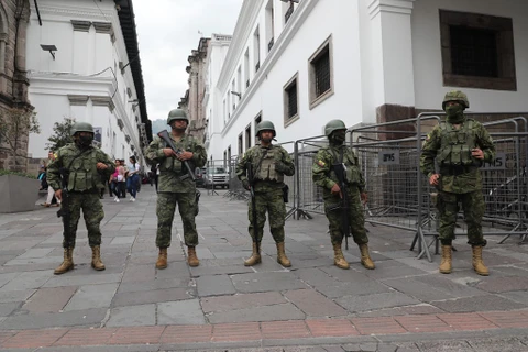 Binh sỹ Ecuador gác bên ngoài dinh Tổng thống tại Quito, sau khi Tổng thống Daniel Noboa ban bố tình trạng "xung đột vũ trang trong nước", ngày 9/1/2024. (Ảnh: THX/TTXVN)