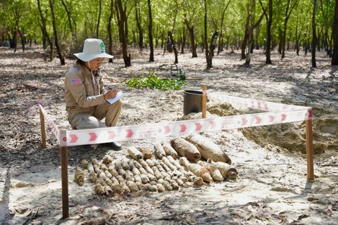 Đội trưởng Đội rà phá Lê Thị Thu Hà ghi chép lại số lượng vật nổ được phát hiện tại hầm đạn ở thôn An Mỹ, xã Gio Mỹ, huyện Gio Linh, tỉnh Quảng Trị. (Ảnh: NPA/RENEW-TTXVN phát)