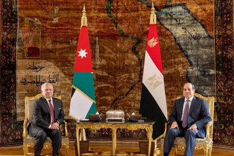 Quốc vương Abdullah II của Jordan (trái) và Tổng thống Ai Cập Abdel Fattah al-Sisi trong cuộc gặp ở Cairo vào ngày 27 tháng 12 năm 2023. (Ảnh: Jordanian Royal Hashemite Court/AFP)