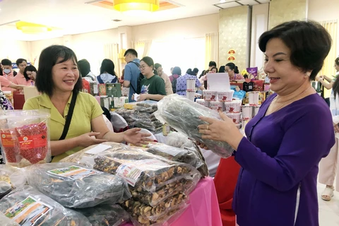 Người tiêu dùng mua sắm sản phẩm nông-đặc sản tại chợ Tết Việt. (Ảnh: Mỹ Phương/TTXVN)