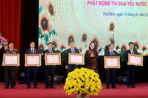 Phó Chủ tịch nước Võ Thị Ánh Xuân trao Huân chương Lao động hạng Nhất, Nhì, Ba của Chủ tịch nước các cá nhân. (Ảnh: Thế Duyệt/TTXVN)