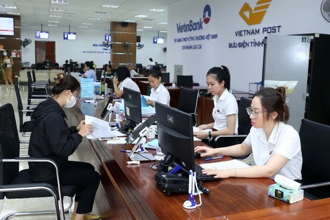 Người dân, doanh nghiệp đến bộ phận một cửa Trung tâm dịch vụ hành chính công tỉnh Lào Cai giải quyết thủ tục hành chính. (Ảnh: Quốc Khánh/TTXVN)