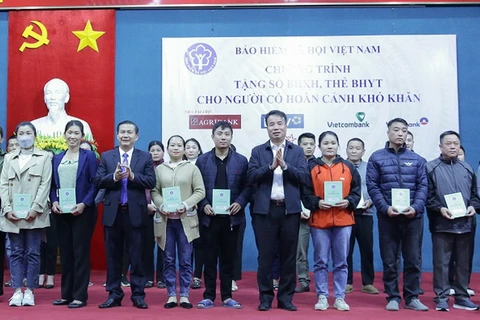 Tổng Giám đốc Nguyễn Thế Mạnh và lãnh đạo UBND huyện Mai Châu tặng sổ BHXH cho người có hoàn cảnh khó khăn. (Ảnh: Bảo hiểm Xã hội Việt Nam)