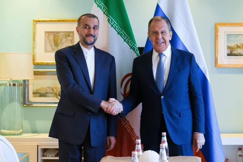 Ngoại trưởng Iran Hossein Amir-Abdollahian (trái) và Ngoại trưởng Nga Sergei Lavrov trong cuộc gặp ở Cape Town, Nam Phi ngày 2/6/2023. (Ảnh: AFP/TTXVN)