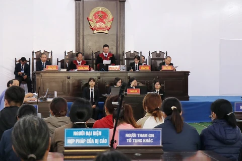 Hội đồng xét xử khai mạc phiên tòa. (Ảnh: Nguyễn Dũng/TTXVN)