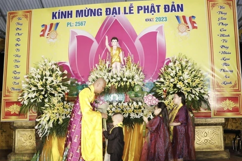 Nghi thức Niêm hoa tại Đại lễ Phật đản 2023 tại Bắc Ninh. (Ảnh: Trần Việt/TTXVN)