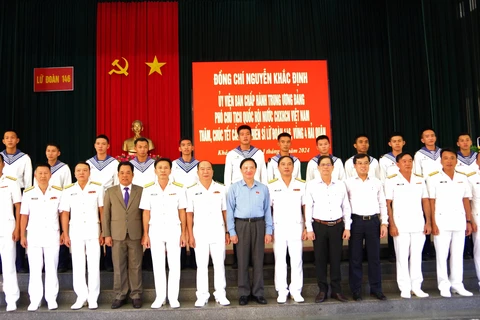 Phó Chủ tịch Quốc hội Nguyễn Khắc Định (giữa) và đoàn công tác chụp ảnh lưu niệm với cán bộ, chiến sỹ Lữ đoàn 146. (Ảnh: TTXVN phát)