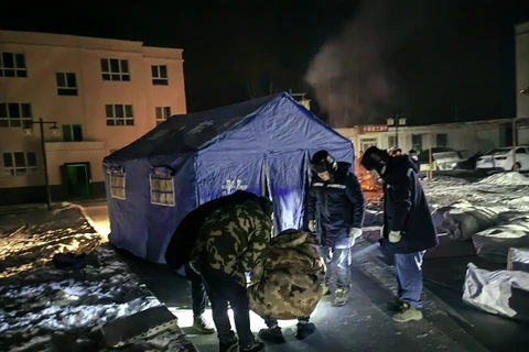 Giới chức địa phương dựng lều tạm cho những hộ gia đình bị ảnh hưởng bởi động đất ở Tân Cương, miền Tây Trung Quốc ngày 23/1/2024. (Ảnh: THX/TTXVN)