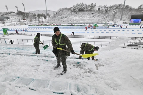 Binh sỹ Hàn Quốc dọn tuyết tại Pyeongchang, ngày 21/1/2024. (Ảnh: AFP/TTXVN)