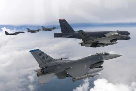 Chiến đấu cơ F-16 của Mỹ (phải) trong cuộc tập trận không quân chung ở Hàn Quốc, ngày 13/7/2023. (Ảnh: AFP/TTXVN)