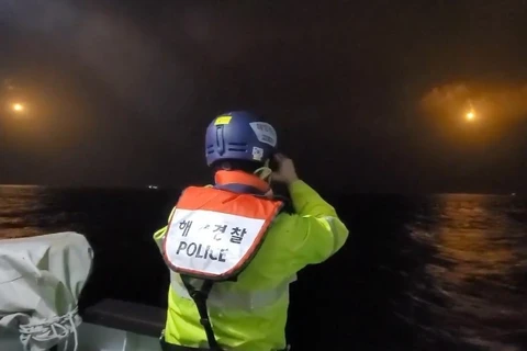 Lực lượng bảo vệ bờ biển Hàn Quốc tìm kiếm những người mất tích sau vụ chìm tàu cá ở ngoài khơi đảo Jeju sáng 28/1/2024. (Ảnh: Yonhap/TTXVN)