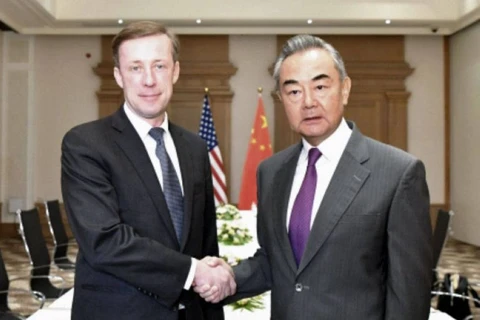 Cố vấn an ninh quốc gia Mỹ Jake Sullivan và Ngoại trưởng Trung Quốc Vương Nghị. (Ảnh: Kyodo)